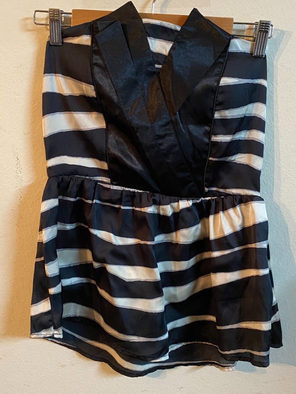 WET SEAL SMALL BLACK & WHITE TUBE TOP WITH SMOCK BACK